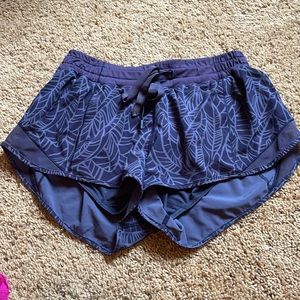 lululemon 2.5 inch hotty hot shorts